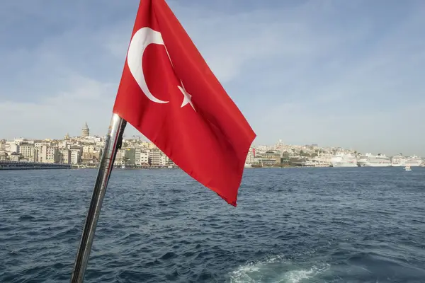 Boğaz, İstanbul, Türkiye. 27 Ekim 2023 Rüya Şehri İstanbul.Avrupa ve Asya kıtalarını birbirine bağlayan su yolu. Boğaz. Boğaz. Sonbahar. Şehir sınırındaki feribottan muhteşem Boğaz kıyı manzarası. Tarihsel, doğal ve turistik görüşleriyle.