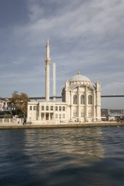 Boğaz, İstanbul, Türkiye. 27 Ekim 2023 Rüya Şehri İstanbul.Avrupa ve Asya kıtalarını birbirine bağlayan su yolu. Boğaz. Boğaz. Sonbahar. Şehir sınırındaki feribottan muhteşem Boğaz kıyı manzarası. Tarihi Ortakoy Camii.