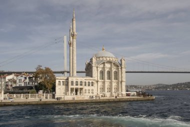 Boğaz, İstanbul, Türkiye. 27 Ekim 2023 Rüya Şehri İstanbul.Avrupa ve Asya kıtalarını birbirine bağlayan su yolu. Boğaz. Boğaz. Sonbahar. Şehir sınırındaki feribottan muhteşem Boğaz kıyı manzarası. Tarihi Ortakoy Camii.