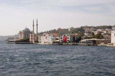 Boğaz, İstanbul, Türkiye. 27 Ekim 2023 Rüya Şehri İstanbul.Avrupa ve Asya kıtalarını birbirine bağlayan su yolu. Boğaz. Boğaz. Sonbahar. Şehir sınırındaki feribottan muhteşem Boğaz kıyı manzarası. Tarihi Ortakoy Camii.