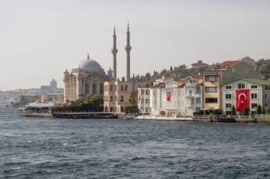 Boğaz, İstanbul, Türkiye. 27 Ekim 2023 Rüya Şehri İstanbul.Avrupa ve Asya kıtalarını birbirine bağlayan su yolu. Boğaz. Boğaz. Sonbahar. Şehir sınırındaki feribottan muhteşem Boğaz kıyı manzarası. Tarihi Ortakoy Camii.