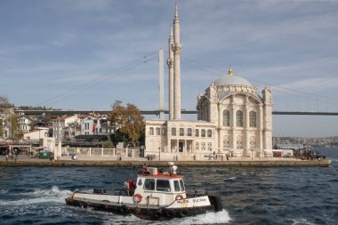 Boğaz, İstanbul, Türkiye. 27 Ekim 2023 Rüya Şehri İstanbul.Avrupa ve Asya kıtalarını birbirine bağlayan su yolu. Boğaz. Boğaz. Sonbahar. Şehir sınırındaki feribottan muhteşem Boğaz kıyı manzarası. Tarihi Ortakoy Camii.