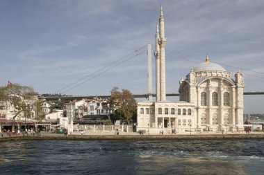 Boğaz, İstanbul, Türkiye. 27 Ekim 2023 Rüya Şehri İstanbul.Avrupa ve Asya kıtalarını birbirine bağlayan su yolu. Boğaz. Boğaz. Sonbahar. Şehir sınırındaki feribottan muhteşem Boğaz kıyı manzarası. Tarihi Ortakoy Camii.