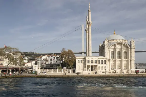 Boğaz, İstanbul, Türkiye. 27 Ekim 2023 Rüya Şehri İstanbul.Avrupa ve Asya kıtalarını birbirine bağlayan su yolu. Boğaz. Boğaz. Sonbahar. Şehir sınırındaki feribottan muhteşem Boğaz kıyı manzarası. Tarihi Ortakoy Camii.