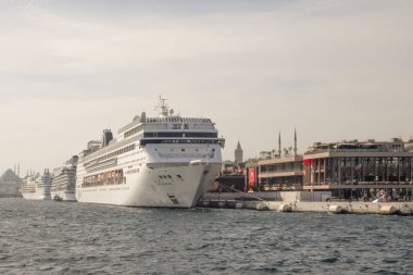 Boğaz, İstanbul, Türkiye. 27 Ekim 2023 Rüya Şehri İstanbul.Avrupa ve Asya kıtalarını birbirine bağlayan su yolu. Boğaz. Boğaz. Sonbahar. Şehir sınırındaki feribottan muhteşem Boğaz kıyı manzarası. Karaköy 'deki Galataport gemi limanı.