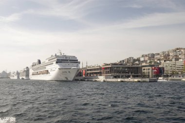 Boğaz, İstanbul, Türkiye. 27 Ekim 2023 Rüya Şehri İstanbul.Avrupa ve Asya kıtalarını birbirine bağlayan su yolu. Boğaz. Boğaz. Sonbahar. Şehir sınırındaki feribottan muhteşem Boğaz kıyı manzarası. Karaköy 'deki Galataport gemi limanı.