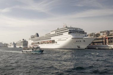 Boğaz, İstanbul, Türkiye. 27 Ekim 2023 Rüya Şehri İstanbul.Avrupa ve Asya kıtalarını birbirine bağlayan su yolu. Boğaz. Boğaz. Sonbahar. Şehir sınırındaki feribottan muhteşem Boğaz kıyı manzarası. Karaköy 'deki Galataport gemi limanı.