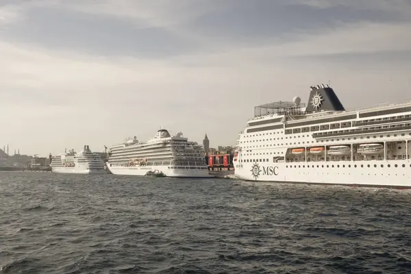 Boğaz, İstanbul, Türkiye. 27 Ekim 2023 Rüya Şehri İstanbul.Avrupa ve Asya kıtalarını birbirine bağlayan su yolu. Boğaz. Boğaz. Sonbahar. Şehir sınırındaki feribottan muhteşem Boğaz kıyı manzarası. Karaköy 'deki Galataport gemi limanı.