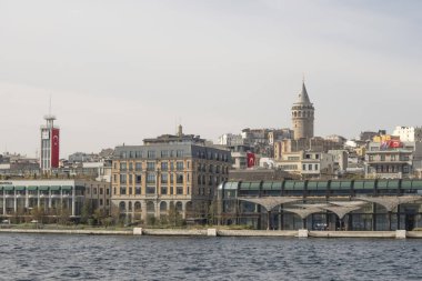 Boğaz, İstanbul, Türkiye. 27 Ekim 2023 Rüya Şehri İstanbul.Avrupa ve Asya kıtalarını birbirine bağlayan su yolu. Boğaz. Boğaz. Sonbahar. Şehir sınırından muhteşem Boğaz kıyı manzarası. Karaköy 'deki eski şehir ve Galata Kulesi..