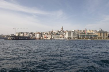 Boğaz, İstanbul, Türkiye. 27 Ekim 2023 Rüya Şehri İstanbul.Avrupa ve Asya kıtalarını birbirine bağlayan su yolu. Boğaz. Boğaz. Sonbahar. Şehir sınırından muhteşem Boğaz kıyı manzarası. Karaköy 'deki eski şehir ve Galata Kulesi..