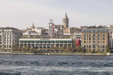 Boğaz, İstanbul, Türkiye. 27 Ekim 2023 Rüya Şehri İstanbul.Avrupa ve Asya kıtalarını birbirine bağlayan su yolu. Boğaz. Boğaz. Sonbahar. Şehir sınırından muhteşem Boğaz kıyı manzarası. Karaköy 'deki eski şehir ve Galata Kulesi..