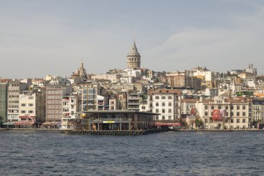 Boğaz, İstanbul, Türkiye. 27 Ekim 2023 Rüya Şehri İstanbul.Avrupa ve Asya kıtalarını birbirine bağlayan su yolu. Boğaz. Boğaz. Sonbahar. Şehir sınırından muhteşem Boğaz kıyı manzarası. Karaköy 'deki eski şehir ve Galata Kulesi..