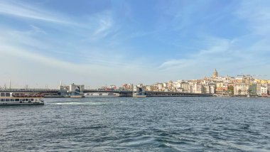 Boğaz, İstanbul, Türkiye. 27 Ekim 2023 Rüya Şehri İstanbul.Avrupa ve Asya kıtalarını birbirine bağlayan su yolu. Boğaz. Boğaz. Sonbahar. Şehir sınırından muhteşem Boğaz kıyı manzarası. Karaköy 'deki eski şehir ve Galata Kulesi..