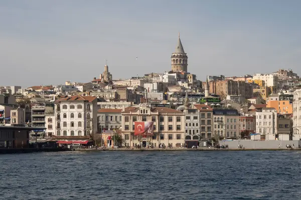 Boğaz, İstanbul, Türkiye. 27 Ekim 2023 Rüya Şehri İstanbul.Avrupa ve Asya kıtalarını birbirine bağlayan su yolu. Boğaz. Boğaz. Sonbahar. Şehir sınırından muhteşem Boğaz kıyı manzarası. Karaköy 'deki eski şehir ve Galata Kulesi..