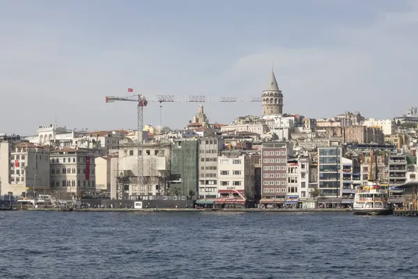 Boğaz, İstanbul, Türkiye. 27 Ekim 2023 Rüya Şehri İstanbul.Avrupa ve Asya kıtalarını birbirine bağlayan su yolu. Boğaz. Boğaz. Sonbahar. Şehir sınırından muhteşem Boğaz kıyı manzarası. Karaköy 'deki eski şehir ve Galata Kulesi..