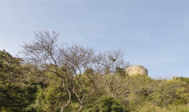 Boğaz, İstanbul, Türkiye. 27 Ekim 2023 Rüya Şehri İstanbul.Avrupa ve Asya kıtalarını birbirine bağlayan su yolu. Boğaz. Boğaz. Sonbahar. Tarihsel, doğal ve turistik manzaralı muhteşem Boğaz kıyı manzarası. Rumelihisari kale manzarası.