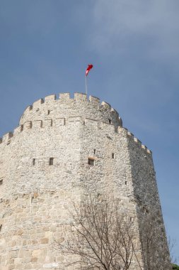 Boğaz, İstanbul, Türkiye. 27 Ekim 2023 Rüya Şehri İstanbul.Avrupa ve Asya kıtalarını birbirine bağlayan su yolu. Boğaz. Boğaz. Sonbahar. Tarihsel, doğal ve turistik manzaralı muhteşem Boğaz kıyı manzarası. Rumelihisari kale manzarası.