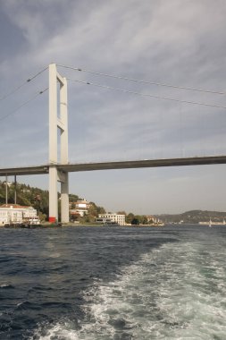Boğaz, İstanbul, Türkiye. 27 Ekim 2023 Rüya Şehri İstanbul.Avrupa ve Asya kıtalarını birbirine bağlayan su yolu. Boğaz. Boğaz. Sonbahar. Şehir sınırındaki feribottan muhteşem Boğaz kıyı manzarası. 15 Temmuz Şehitler Köprüsü
