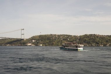 Boğaz, İstanbul, Türkiye. 27 Ekim 2023 Rüya Şehri İstanbul.Avrupa ve Asya kıtalarını birbirine bağlayan su yolu. Boğaz. Boğaz. Sonbahar. Feribottan muhteşem Boğaz Sahil Manzarası. Fatih Sultan Mehmet Köprüsü.