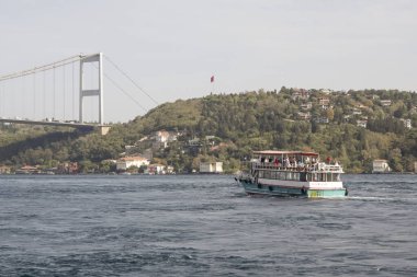 Boğaz, İstanbul, Türkiye. 27 Ekim 2023 Rüya Şehri İstanbul.Avrupa ve Asya kıtalarını birbirine bağlayan su yolu. Boğaz. Boğaz. Sonbahar. Feribottan muhteşem Boğaz Sahil Manzarası. Fatih Sultan Mehmet Köprüsü.