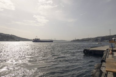 İstanbul, Türkiye 27 Ekim 2023. Boğaz 'ın muhteşem güzelliği. Bereketli yeşil doğa, tarihi, turistik, modern binalar ve yerler. Boğazın kıyı şeridi boyunca turist tur teknesiyle tur. İstanbul 'un tanıtımı için turizm kavramı.