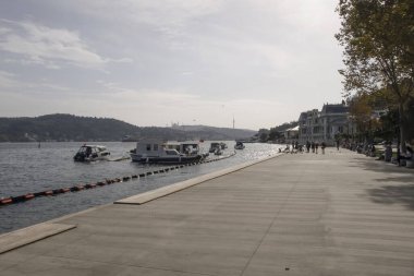 İstanbul, Türkiye 27 Ekim 2023. Boğaz 'ın muhteşem güzelliği. Bereketli yeşil doğa, tarihi, turistik, modern binalar ve yerler. Boğazın kıyı şeridi boyunca turist tur teknesiyle tur. İstanbul 'un tanıtımı için turizm kavramı.