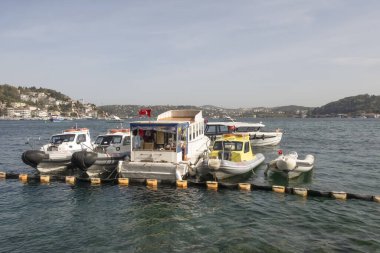 İstanbul, Türkiye 27 Ekim 2023. Boğaz 'ın muhteşem güzelliği. Bereketli yeşil doğa, tarihi, turistik, modern binalar ve yerler. Boğazın kıyı şeridi boyunca turist tur teknesiyle tur. İstanbul 'un tanıtımı için turizm kavramı.