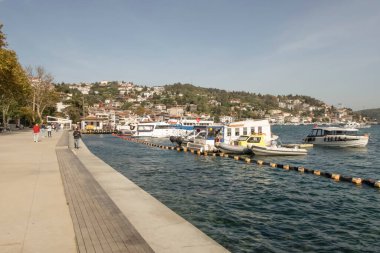 İstanbul, Türkiye 27 Ekim 2023. Boğaz 'ın muhteşem güzelliği. Bereketli yeşil doğa, tarihi, turistik, modern binalar ve yerler. Boğazın kıyı şeridi boyunca turist tur teknesiyle tur. İstanbul 'un tanıtımı için turizm kavramı.