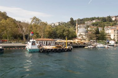 İstanbul, Türkiye 27 Ekim 2023. Boğaz 'ın muhteşem güzelliği. Bereketli yeşil doğa, tarihi, turistik, modern binalar ve yerler. Boğazın kıyı şeridi boyunca turist tur teknesiyle tur. İstanbul 'un tanıtımı için turizm kavramı.