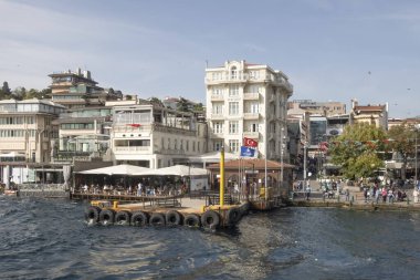 İstanbul, Türkiye 27 Ekim 2023. Boğaz 'ın muhteşem güzelliği. Bereketli yeşil doğa, tarihi, turistik, modern binalar ve yerler. Boğazın kıyı şeridi boyunca turist tur teknesiyle tur. İstanbul 'un tanıtımı için turizm kavramı.