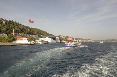 İstanbul, Türkiye 27 Ekim 2023. Boğaz 'ın muhteşem güzelliği. Bereketli yeşil doğa, tarihi, turistik, modern binalar ve yerler. Boğazın kıyı şeridi boyunca turist tur teknesiyle tur. İstanbul 'un tanıtımı için turizm kavramı.