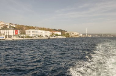 İstanbul, Türkiye 27 Ekim 2023. Boğaz 'ın muhteşem güzelliği. Bereketli yeşil doğa, tarihi, turistik, modern binalar ve yerler. Boğazın kıyı şeridi boyunca turist tur teknesiyle tur. İstanbul 'un tanıtımı için turizm kavramı.