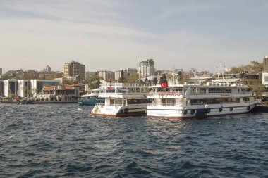 İstanbul, Türkiye 27 Ekim 2023. Boğaz 'ın muhteşem güzelliği. Bereketli yeşil doğa, tarihi, turistik, modern binalar ve yerler. Boğazın kıyı şeridi boyunca turist tur teknesiyle tur. İstanbul 'un tanıtımı için turizm kavramı.