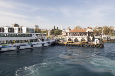 İstanbul, Türkiye 27 Ekim 2023. Boğaz 'ın muhteşem güzelliği. Bereketli yeşil doğa, tarihi, turistik, modern binalar ve yerler. Boğazın kıyı şeridi boyunca turist tur teknesiyle tur. İstanbul 'un tanıtımı için turizm kavramı.