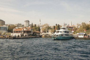 İstanbul, Türkiye 27 Ekim 2023. Boğaz 'ın muhteşem güzelliği. Bereketli yeşil doğa, tarihi, turistik, modern binalar ve yerler. Boğazın kıyı şeridi boyunca turist tur teknesiyle tur. İstanbul 'un tanıtımı için turizm kavramı.