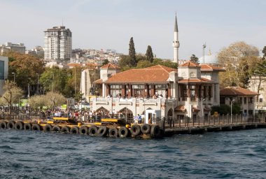İstanbul, Türkiye 27 Ekim 2023. Boğaz 'ın muhteşem güzelliği. Bereketli yeşil doğa, tarihi, turistik, modern binalar ve yerler. Boğazın kıyı şeridi boyunca turist tur teknesiyle tur. İstanbul 'un tanıtımı için turizm kavramı.