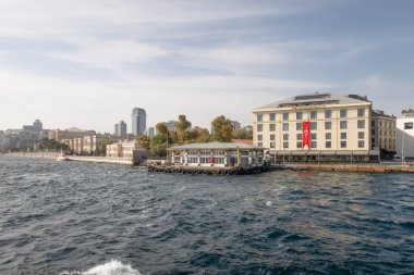 İstanbul, Türkiye 27 Ekim 2023. Boğaz 'ın muhteşem güzelliği. Bereketli yeşil doğa, tarihi, turistik, modern binalar ve yerler. Boğazın kıyı şeridi boyunca turist tur teknesiyle tur. İstanbul 'un tanıtımı için turizm kavramı.