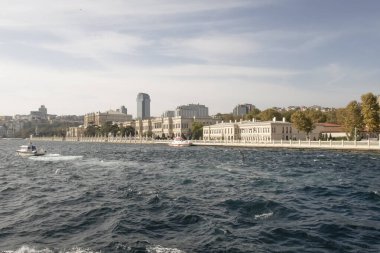 İstanbul, Türkiye 27 Ekim 2023. Boğaz 'ın muhteşem güzelliği. Bereketli yeşil doğa, tarihi, turistik, modern binalar ve yerler. Boğazın kıyı şeridi boyunca turist tur teknesiyle tur. İstanbul 'un tanıtımı için turizm kavramı.