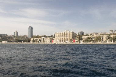 İstanbul, Türkiye 27 Ekim 2023. Boğaz 'ın muhteşem güzelliği. Bereketli yeşil doğa, tarihi, turistik, modern binalar ve yerler. Boğazın kıyı şeridi boyunca turist tur teknesiyle tur. İstanbul 'un tanıtımı için turizm kavramı.