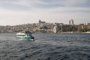 İstanbul, Türkiye 27 Ekim 2023. Boğaz 'ın muhteşem güzelliği. Bereketli yeşil doğa, tarihi, turistik, modern binalar ve yerler. Boğazın kıyı şeridi boyunca turist tur teknesiyle tur. İstanbul 'un tanıtımı için turizm kavramı.