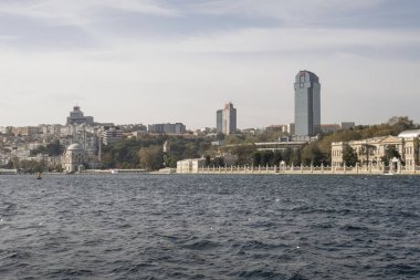 İstanbul, Türkiye 27 Ekim 2023. Boğaz 'ın muhteşem güzelliği. Bereketli yeşil doğa, tarihi, turistik, modern binalar ve yerler. Boğazın kıyı şeridi boyunca turist tur teknesiyle tur. İstanbul 'un tanıtımı için turizm kavramı.