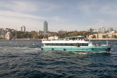 İstanbul, Türkiye 27 Ekim 2023. Boğaz 'ın muhteşem güzelliği. Bereketli yeşil doğa, tarihi, turistik, modern binalar ve yerler. Boğazın kıyı şeridi boyunca turist tur teknesiyle tur. İstanbul 'un tanıtımı için turizm kavramı.