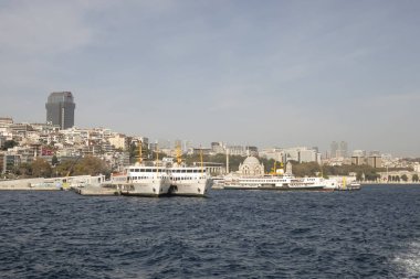 İstanbul, Türkiye 27 Ekim 2023. Boğaz 'ın muhteşem güzelliği. Bereketli yeşil doğa, tarihi, turistik, modern binalar ve yerler. Boğazın kıyı şeridi boyunca turist tur teknesiyle tur. İstanbul 'un tanıtımı için turizm kavramı.