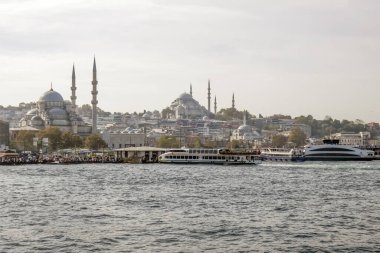 İstanbul, Türkiye 27 Ekim 2023. Boğaz 'ın muhteşem güzelliği. Bereketli yeşil doğa, tarihi, turistik, modern binalar ve yerler. Boğazın kıyı şeridi boyunca turist tur teknesiyle tur. İstanbul 'un tanıtımı için turizm kavramı.