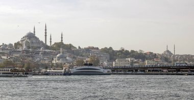 İstanbul, Türkiye 27 Ekim 2023. Boğaz 'ın muhteşem güzelliği. Bereketli yeşil doğa, tarihi, turistik, modern binalar ve yerler. Boğazın kıyı şeridi boyunca turist tur teknesiyle tur. İstanbul 'un tanıtımı için turizm kavramı.