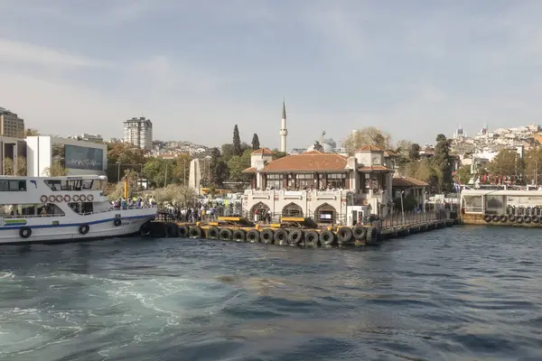 İstanbul, Türkiye 27 Ekim 2023. Boğaz 'ın muhteşem güzelliği. Bereketli yeşil doğa, tarihi, turistik, modern binalar ve yerler. Boğazın kıyı şeridi boyunca turist tur teknesiyle tur. İstanbul 'un tanıtımı için turizm kavramı.