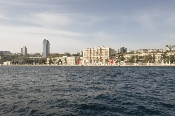 İstanbul, Türkiye 27 Ekim 2023. Boğaz 'ın muhteşem güzelliği. Bereketli yeşil doğa, tarihi, turistik, modern binalar ve yerler. Boğazın kıyı şeridi boyunca turist tur teknesiyle tur. İstanbul 'un tanıtımı için turizm kavramı.