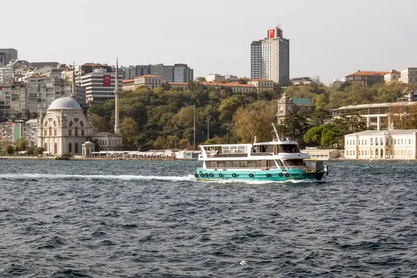 İstanbul, Türkiye 27 Ekim 2023. Boğaz 'ın muhteşem güzelliği. Bereketli yeşil doğa, tarihi, turistik, modern binalar ve yerler. Boğazın kıyı şeridi boyunca turist tur teknesiyle tur. İstanbul 'un tanıtımı için turizm kavramı.