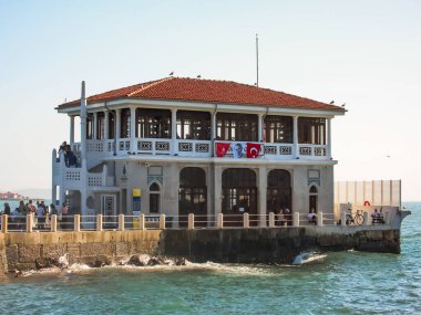 Moda, İstanbul, Türkiye. 26 Ekim 2023. Sonbahar sezonu. İstanbul 'un Kadıköy ilçesi. Moda bölgesi. Güneşli bir günde ziyaretçilerle Moda rıhtımının manzarası.