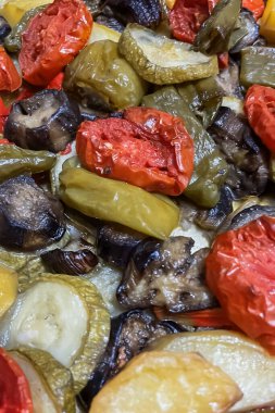 Lezzet Patlaması. Sağlıklı ve Lezzetli Fırınlanmış Baharatlı Karışık Sebzeler Yolculuğu.